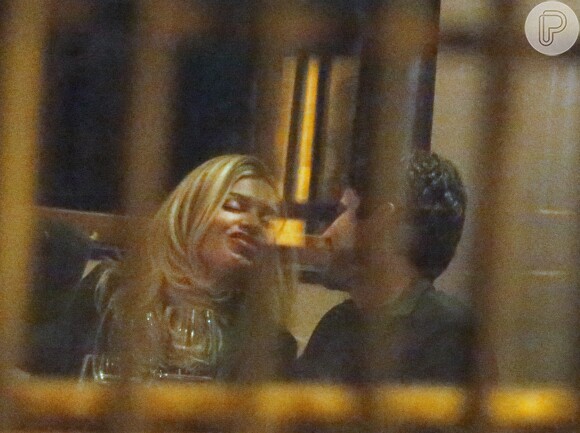 Grazi Massafera trocou beijos com um rapaz, em restaurante da Lagoa, Zona Sul do Rio de Janeiro, na madrugada desta quarta-feira, 22 de junho de 2016