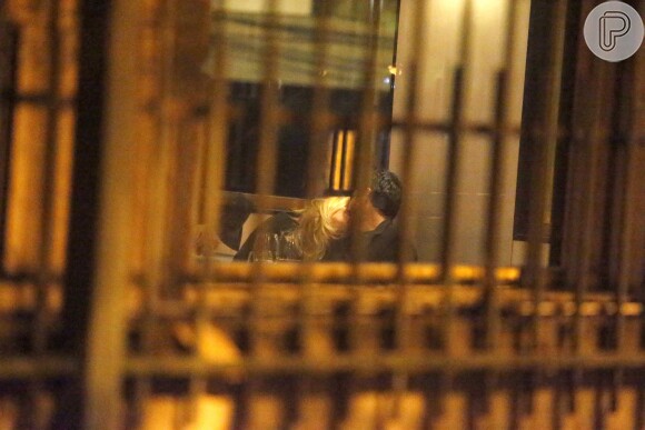 Grazi Massafera trocou beijos com um rapaz, em restaurante da Lagoa, Zona Sul do Rio de Janeiro, na madrugada desta quarta-feira, 22 de junho de 2016