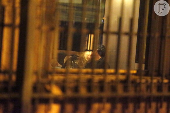 Grazi Massafera trocou beijos com um rapaz, em restaurante da Lagoa, Zona Sul do Rio de Janeiro, na madrugada desta quarta-feira, 22 de junho de 2016