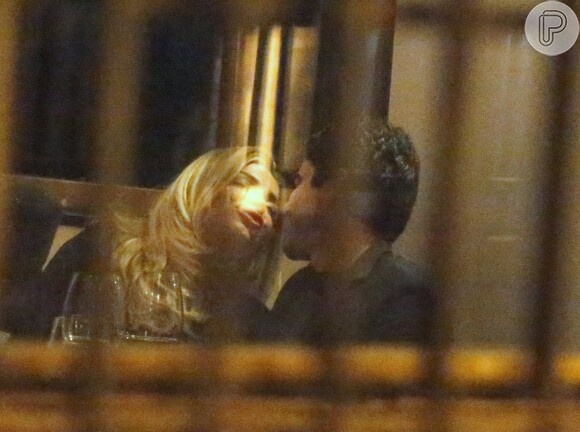 Grazi Massafera trocou beijos com um rapaz, em restaurante da Lagoa, Zona Sul do Rio de Janeiro, na madrugada desta quarta-feira, 22 de junho de 2016