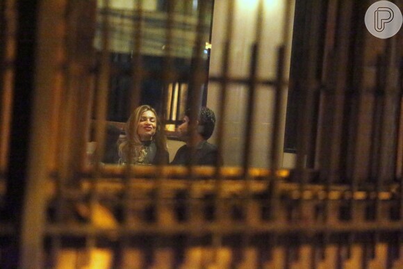 Grazi Massafera trocou beijos com um rapaz, em restaurante da Lagoa, Zona Sul do Rio de Janeiro, na madrugada desta quarta-feira, 22 de junho de 2016