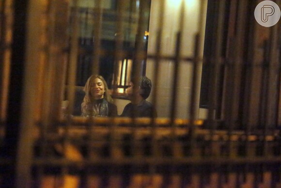 Grazi Massafera trocou beijos com um rapaz, em restaurante da Lagoa, Zona Sul do Rio de Janeiro, na madrugada desta quarta-feira, 22 de junho de 2016