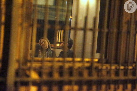 Grazi Massafera trocou beijos com um rapaz, em restaurante da Lagoa, Zona Sul do Rio de Janeiro, na madrugada desta quarta-feira, 22 de junho de 2016