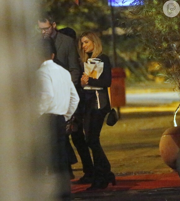 Grazi Massafera deixou um restaurante da Zona Sul após trocar beijos com um rapaz