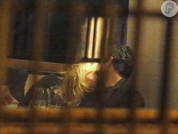 Grazi Massafera trocou beijos com um rapaz em restaurante do Rio, na madrugada desta quarta-feira, 22 de junho de 2016