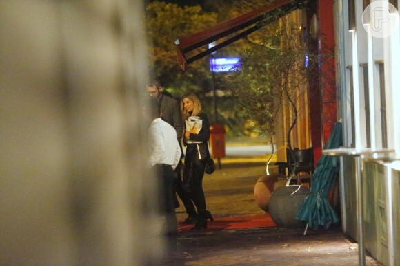 Grazi Massafera deixou um restaurante da Zona Sul após trocar beijos com um rapaz