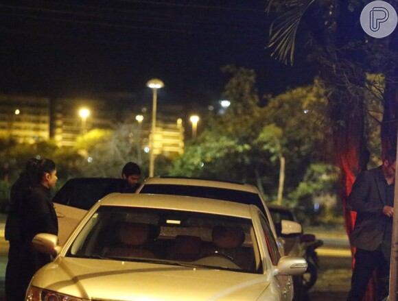 Affair de Grazi Massafera entra em automóvel após trocar beijos com a atriz