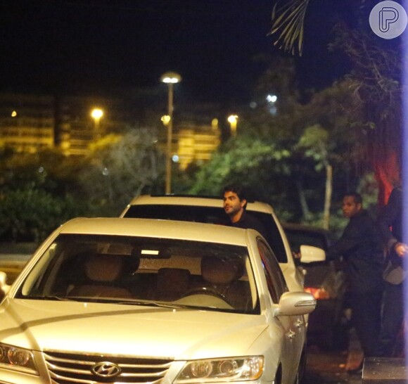 Affair de Grazi Massafera entra em automóvel após trocar beijos com a atriz