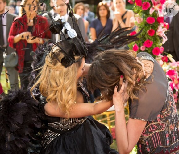 Em 'Haja Coração', Fedora (Tatá Werneck) acredita que Camila (Agatha Moreira) não perdeu a memória e estava fingindo ser boazinha o tempo todo