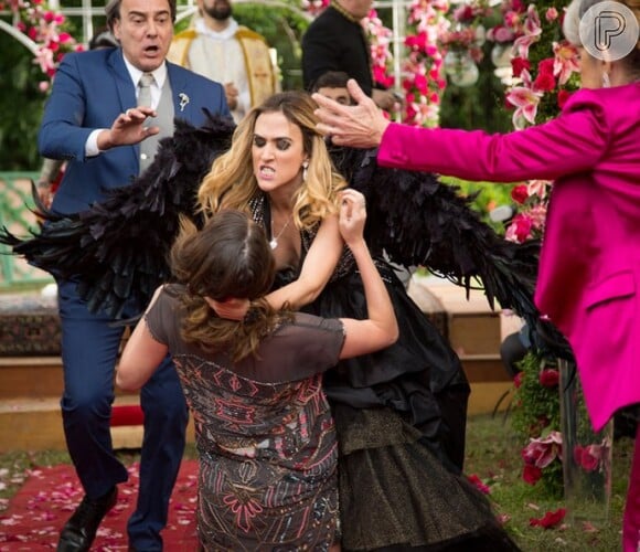 Em 'Haja Coração', Fedora (Tatá Werneck) bate em Camila (Agatha Moreira) durante seu casamento com Leozinho (Gabriel Godoy)