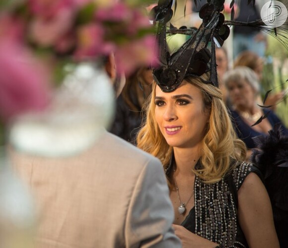 Em 'Haja Coração', Fedora (Tatá Werneck) bate em Camila (Agatha Moreira) durante seu casamento com Leozinho (Gabriel Godoy)