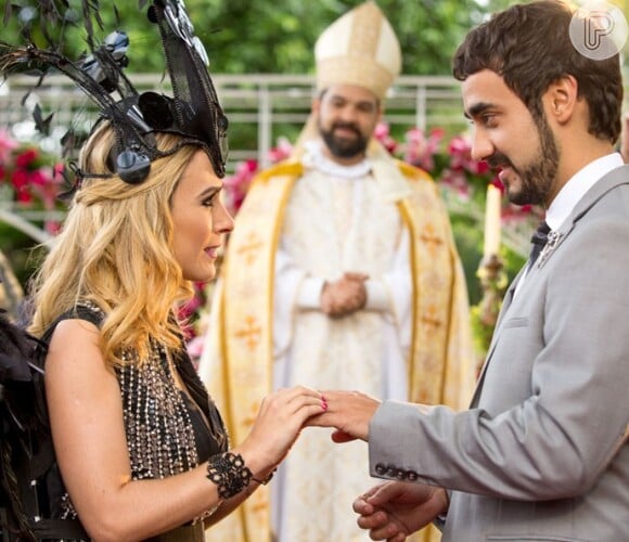Em 'Haja Coração', Fedora (Tatá Werneck) está no altar prestes a se casar com Leozinho (Gabriel Godoy) quando sua prima grita que ele é bandido