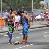 Thiago Rodrigues ajuda o filho a andar de skate