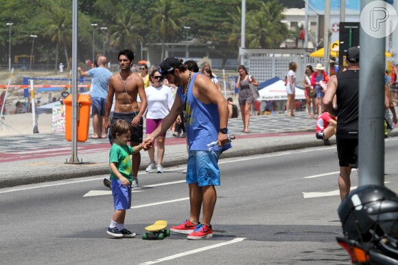 Thiago Rodrigues ajuda o filho a andar de skate