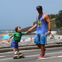 Thiago Rodrigues leva o filho, Gabriel, para andar de skate na orla do Rio