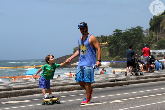 Thiago Rodrigues brinca com o filho, Gabriel, na orla do Leblon, na Zona Sul do Rio de Janeiro, em 2 de novembro de 2013