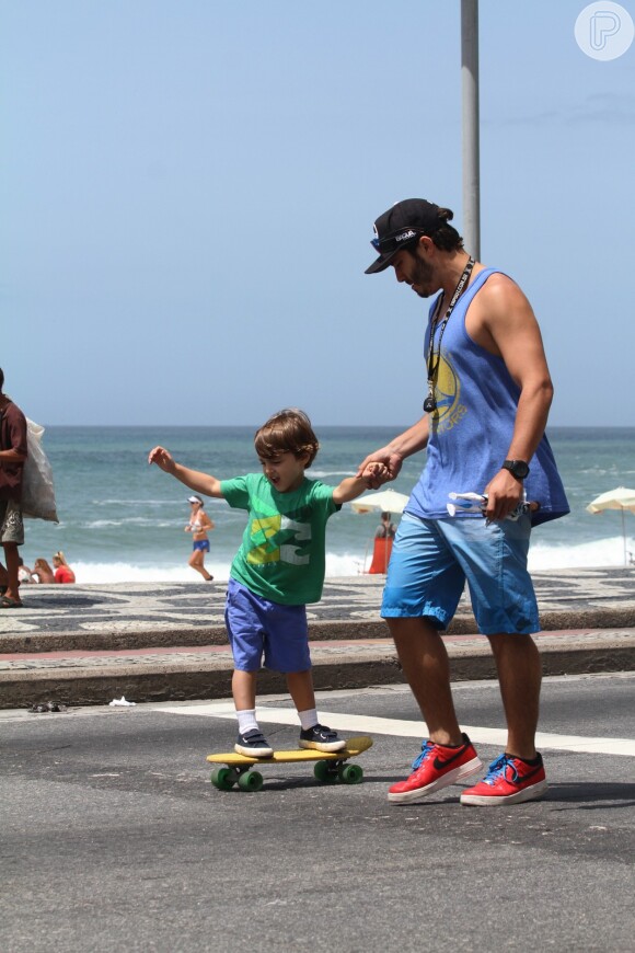 Thiago Rodrigues se diverte com o filho, Gabriel, de 4 anos