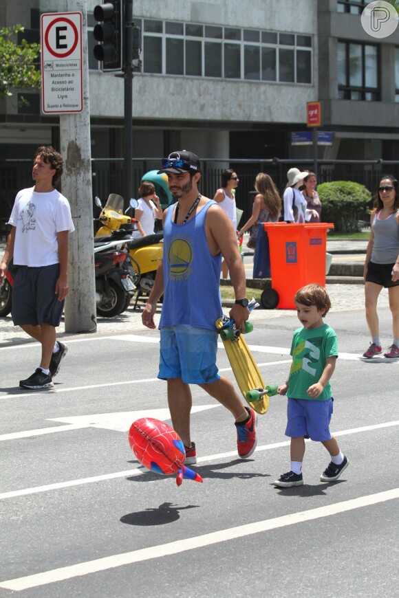 Thiago Rodrigues passeia com o filho, Gabriel, na Zona Sul do Rio