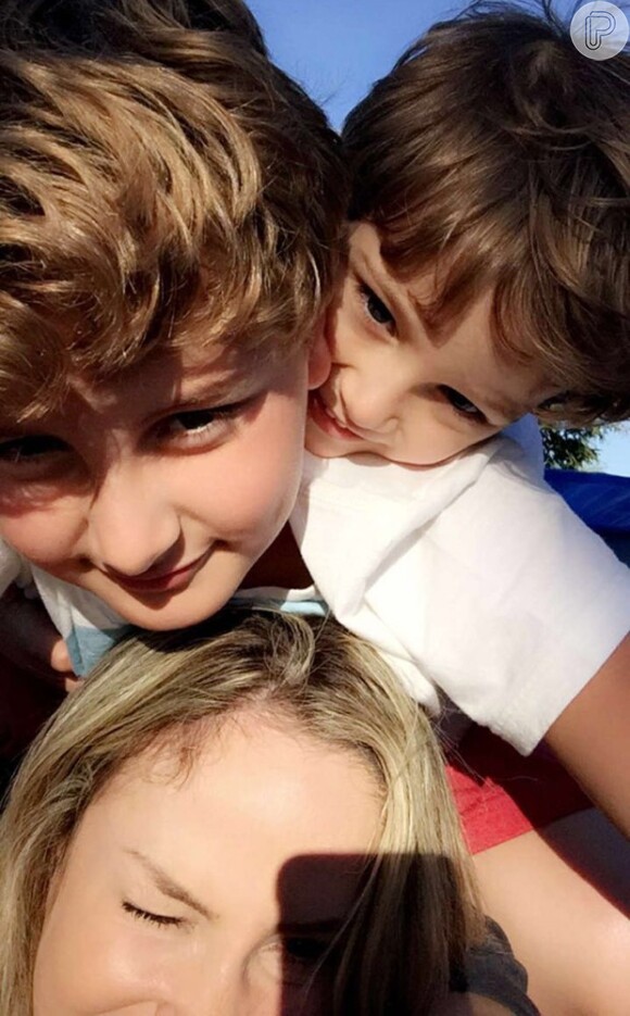 Claudia Leitte faz selfie com os filhos, Davi e Rafael, depois de brincar com os dois