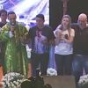 Os pais de Cristiano Araújo e sua namorada, Allana Moraes, também vítima fatal do acidente, participaram da missa celebrada na Paróquia Nossa Senhora da Assunção