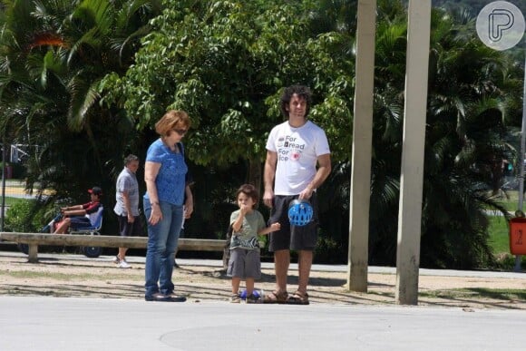 Eriberto Leão curtiu a tarde deste sábado, 2, com o filho, João, e a avó na Lagoa Rodrigo de Freitas, na Zona Sul do Rio de Janeiro