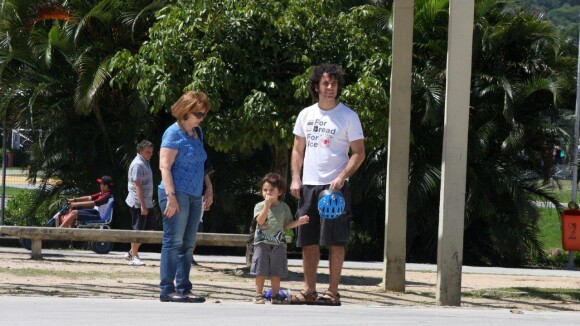 Eriberto Leão passeia com o filho na Lagoa, no Rio
