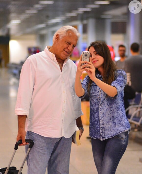 Antonio Fagundes vê como ficou a foto que tirou com uma fã no aeroporto Santos Dumont, no Rio de Janeiro