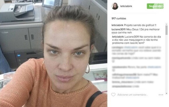Letícia Birkheuer rebate críticas após postar uma foto sem maquiagem