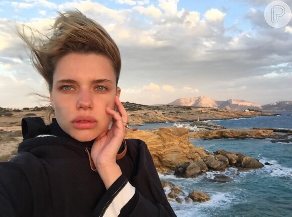 A atriz Bruna Linzmeyer está sempre exibindo suas selfies sem maquiagem