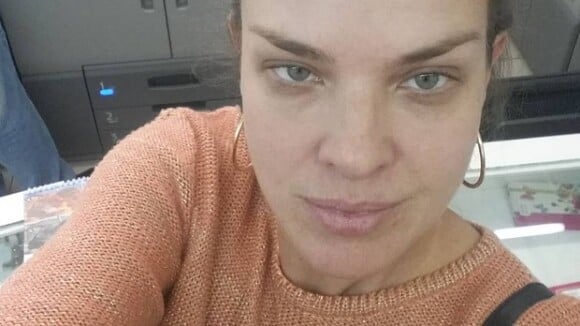 Letícia Birkheuer rebate crítica por foto sem maquiagem: 'Correria do dia a dia'