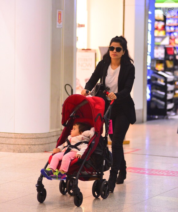 Vanessa Giácomo foi clicada embarcando com a filha, Maria, de 1 ano e 5 meses, no aeroporto Santos Dumont
