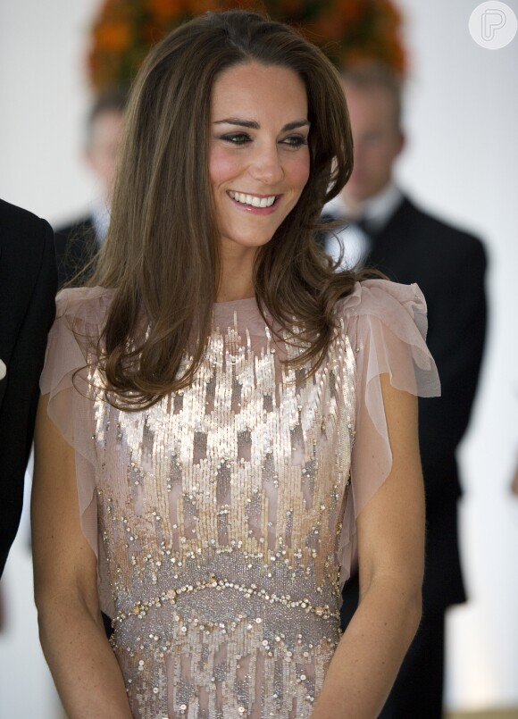 Em 2011, Kate Middleton usou vestido com os cabelos soltos