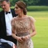 Kate Middleton apostou em modelo da estilista Jenny Packham em jantar de gala beneficente