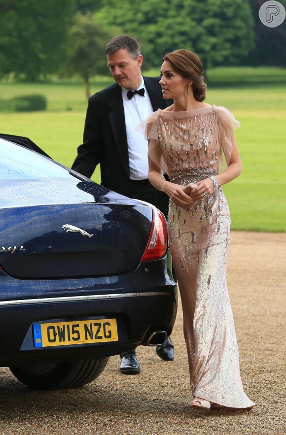 Kate Middleton apostou em modelo da estilista Jenny Packham em jantar de gala beneficente
