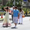 Camila Lucciola, mulher de Marcelo Faria, prende o cabelo em dia de sol no Rio