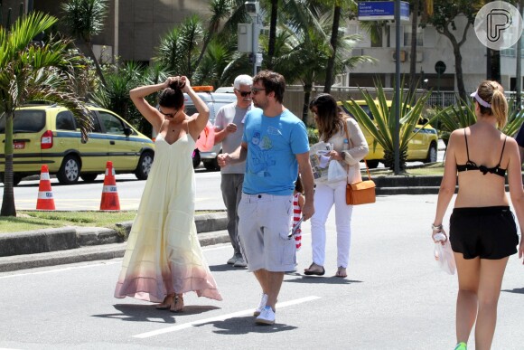 Camila Lucciola, mulher de Marcelo Faria, prende o cabelo em dia de sol no Rio