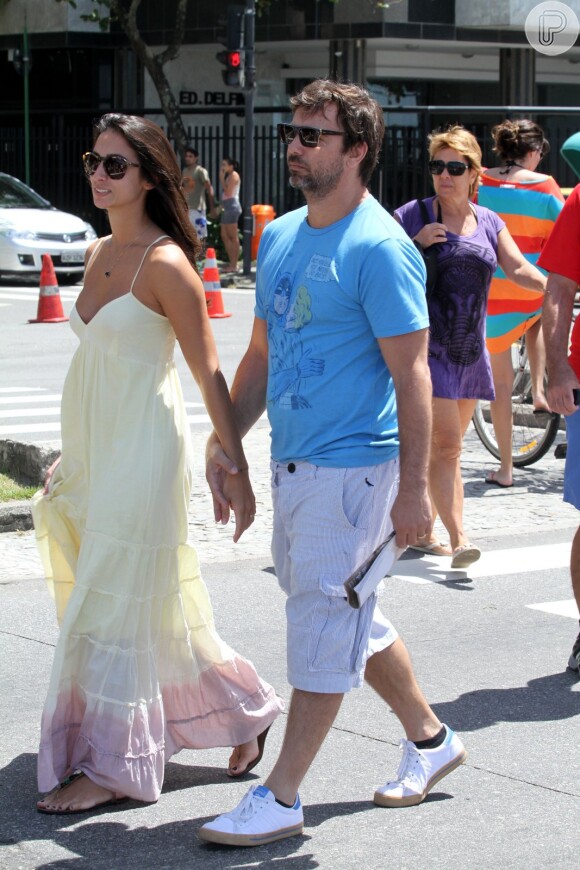 Marcelo Faria caminha com a mulher, Camila Lucciola, na orla do Leblon, na Zona Sul do Rio