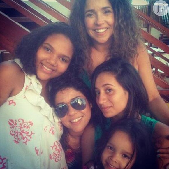 Daniela Mercury e Malu Verçosa com as filhas Alice (de branco), Márcia (de verde) e a caçula, Isabel