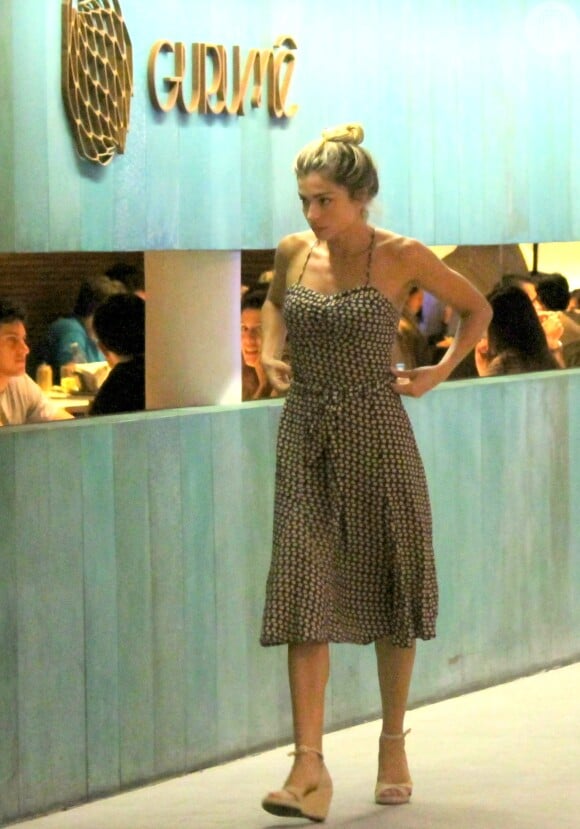 Grazi Massafera apostou em um vestido marrom para ir ao restaurante