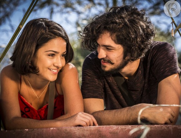 Miguel (Gabriel Leone) está encantado por Olívia (Giullia Buscacio), sem saber que ela é sua irmã, na novela 'Velho Chico'