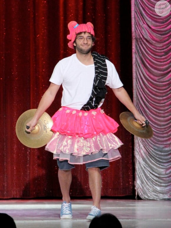 Usando saia e peruca rosa, Humberto Carrão participou de todas as brincadeiras propostas pelo palhaço