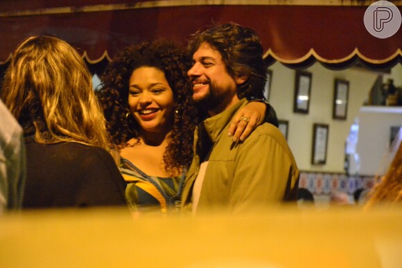 Juliana Alves e o diretor Ernani Nunes eram só sorrisos no Baixo Gávea, onde se divertiram ao lado de amigos