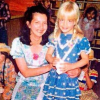 Angélica publicou foto ainda criança com roupas típicas de festas juninas. Alguns fãs compararam a apresentadora à filha caçula, Eva