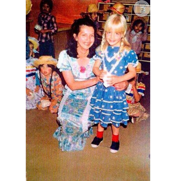 Angélica publicou foto ainda criança com roupas típicas de festas juninas. Alguns fãs compararam a apresentadora à filha caçula, Eva
