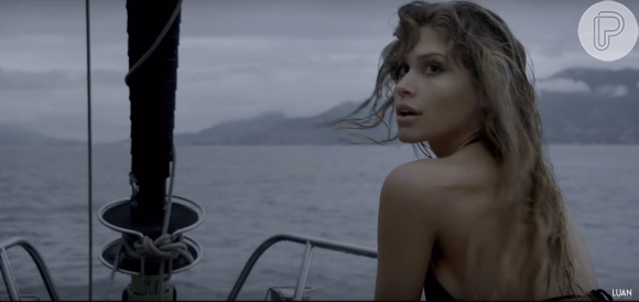 Gabriele Marinho protagonizou cenas quentes com Luan Santana no clipe de 'Eu, você, o mar e ela'
