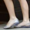 Filha de Ana Furtado e Boninho, Isabella, exibiu uma sapatilha de R$ 700 em passeio no shopping