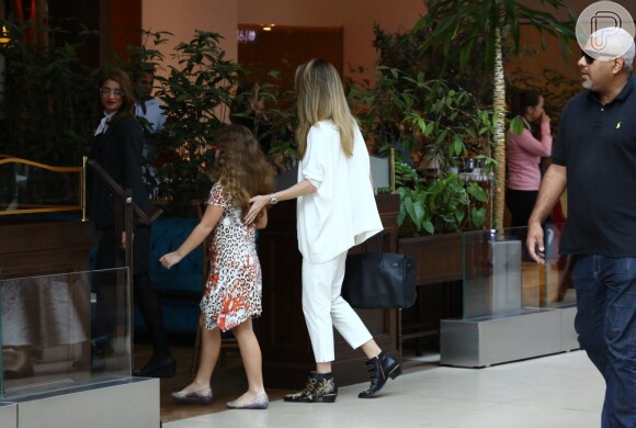 Isabella foi ao shopping com a mãe, Ana Furtado, nesta sexta-feira, 24 de junho de 2016