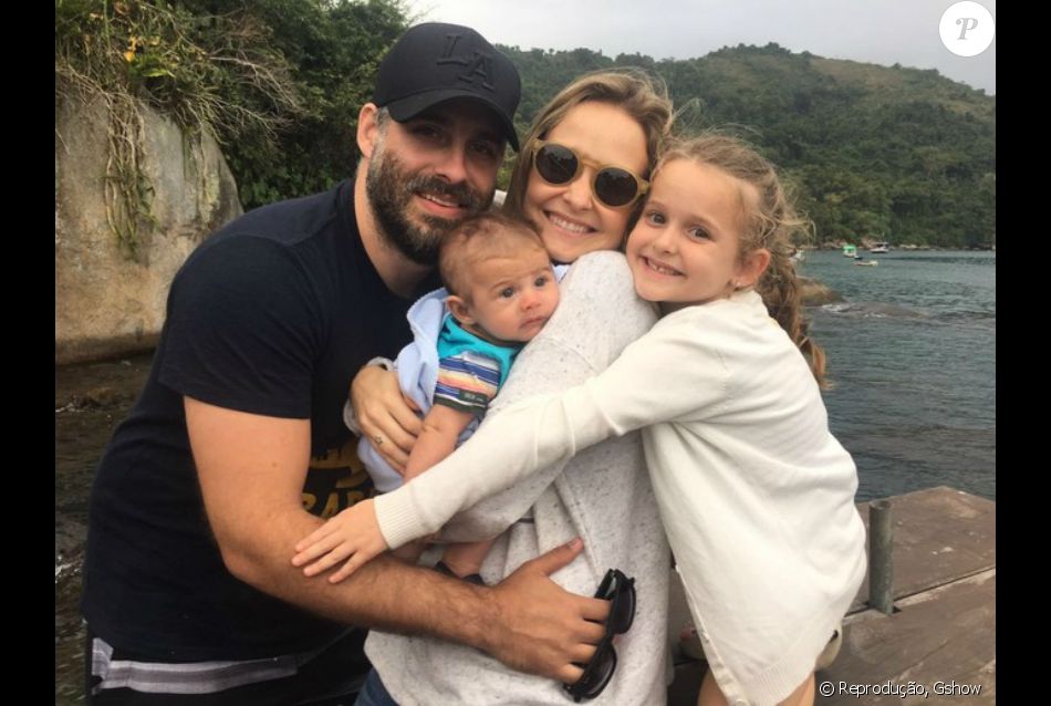 Fernanda Rodrigues e o marido, Raoni Carneiro, se dividem nos cuidados com os dois filhos sem a Fernanda Rodrigues e o marido, Raoni Carneiro, se dividem nos cuidados com os dois filhos sem a