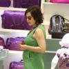 Regiane Alves passeou pelo shopping Leblon, no Rio de Janeiro, e exibiu sua barriguinha de três meses e meio de grávida nesta segunda-feira, 4 de novembro de 2013