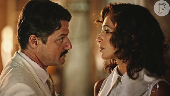 Carlos Eduardo (Marcelo Serrado) fica violento e usa sua força contra Tereza (Camila Pitanga), dizendo que ela 'quer coito', na novela 'Velho Chico'